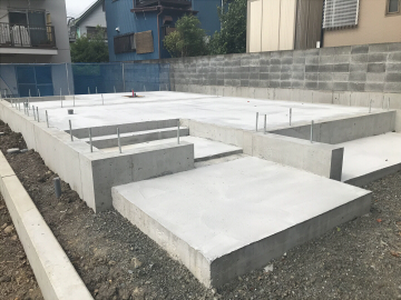 床下がない？コンクリートで敷きつめて、地熱効果で暖かい床を実現